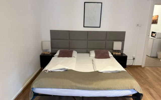 Comfy 2BR Apt Westbahnhof Area
