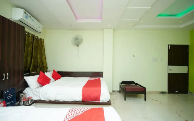 OYO 27032 Sri Kumaran Residency