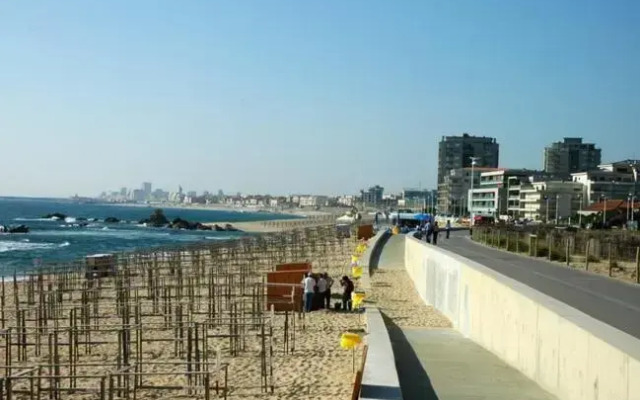 Em frente à Praia e Marina