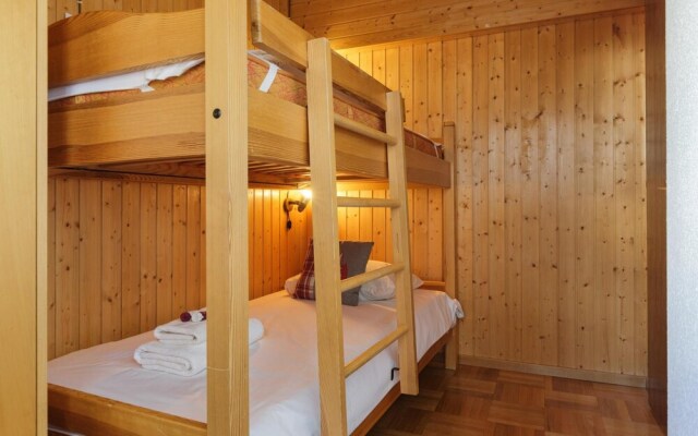 Centrally Placed ski in out Apartment Next to Lift