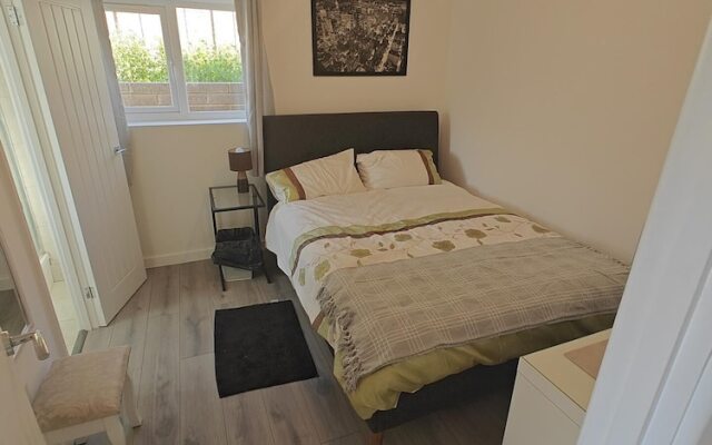 4-bed House in Southampton Ideal For Contractors