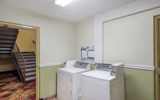 Super 8 by Wyndham Dandridge