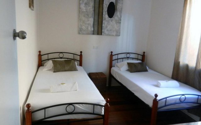 Golden Shores Airport Motel – Guest Rooms – Bilinga