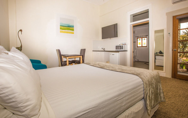 Spooky Hall Motel – Guest Rooms – York