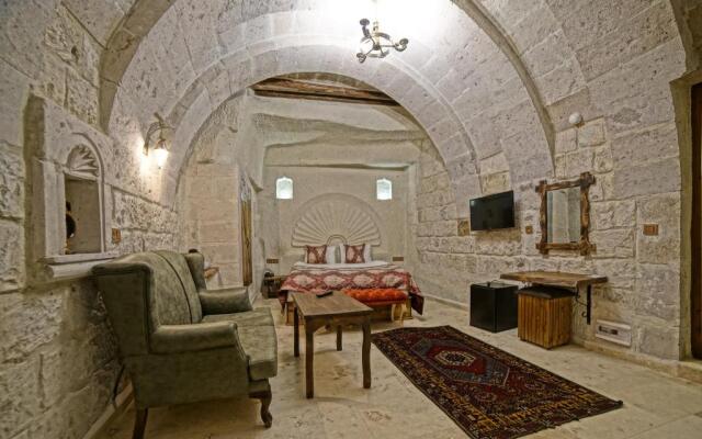 Risus Cave Suites
