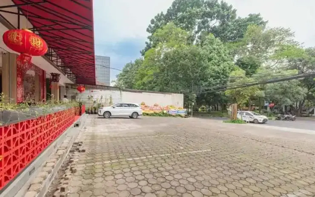 RedDoorz Premium near Paris Van Java Mall