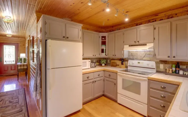 Roomy Riverfront 'trout Valley Cabin' w/ Porch!