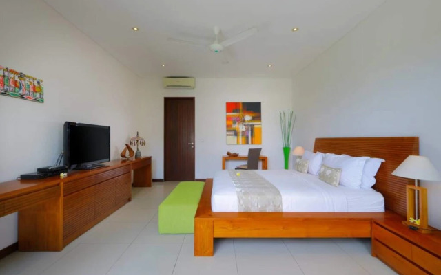 Luxury Private Villa, 4 BR, Canggu w/ Staff