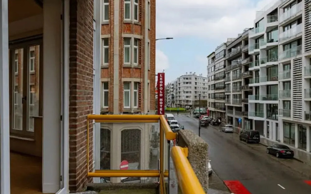 Centrally Located Modern Apartment With Parking