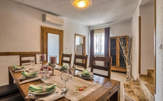 Amazing Home in Liznjan With Wifi and 3 Bedrooms