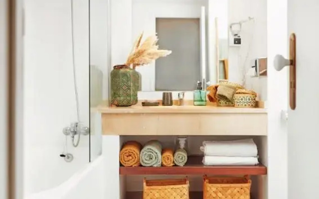 Lovely apartment with pool and sea view