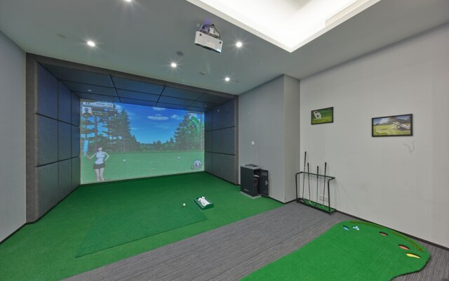 HUALUXE Nanjing Yangtze River by IHG