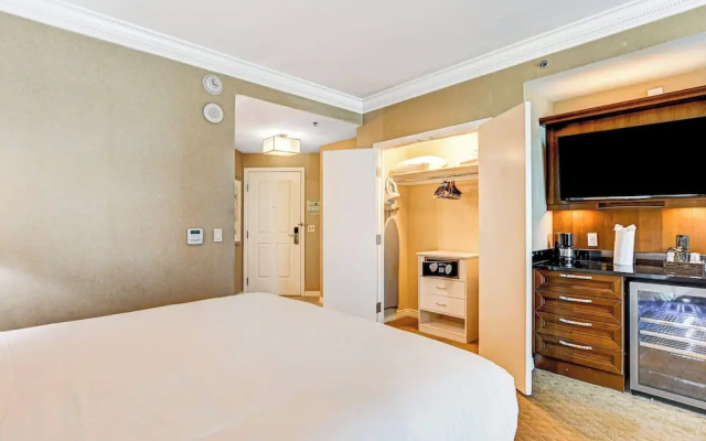 Beautiful Strip View Studio w Balcony 02807