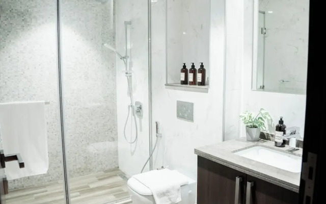 Luxury Studio Rooftop Pool & Gym Access