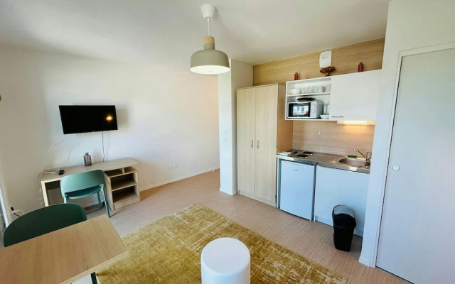 We Live In R - Suite 402