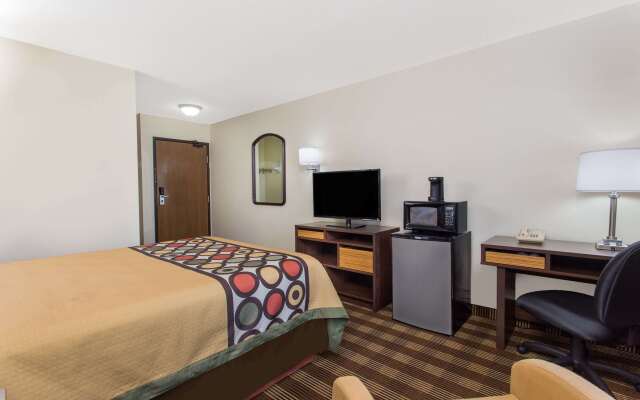 Super 8 by Wyndham Eau Claire I-94