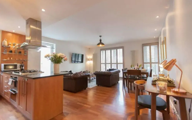 Holyrood Residence - Luxury Apartment With Parking