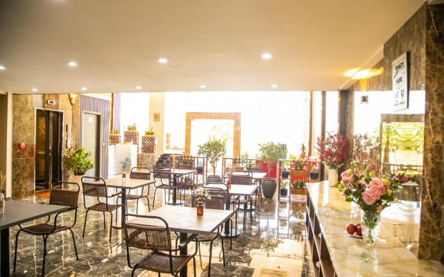 La Mia Lakeview Hotel