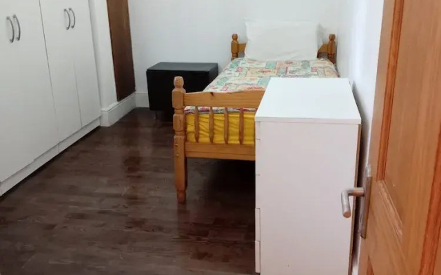 Luton Excellent 1 bed Apartment With Living Room