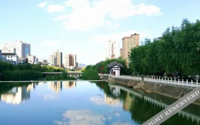 Super 8 Hotel (Luonan New Bus Station)