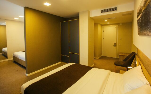Hotel West