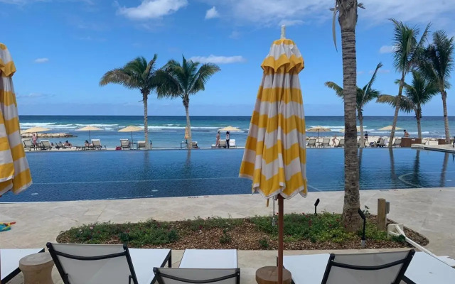 Magnificent 5-Bedroom Estate Villa, Sleeps 12