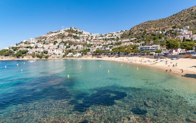 Cozy Apartment in Roses with Sea Nearby
