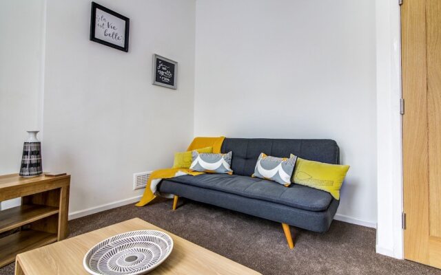 Fantastically Modern, Clean 1 Bedroom Flat for 4