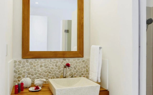Myra Seafront Suites with Lov