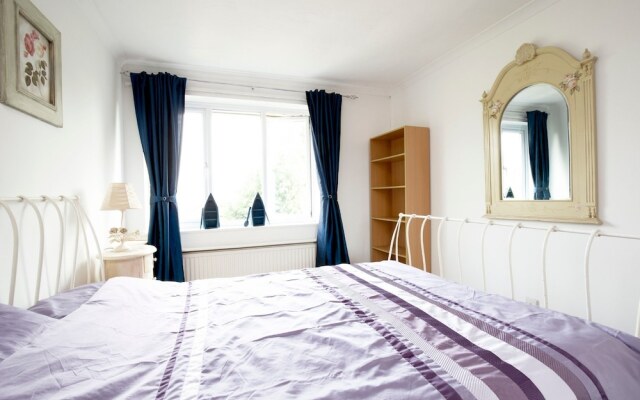 Sunny Summertown Apartment for 3 With Parking