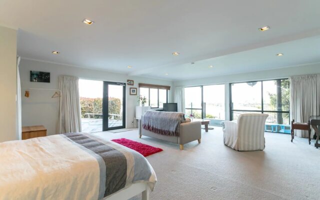 Sunny Poolside Studio in Meadowbank