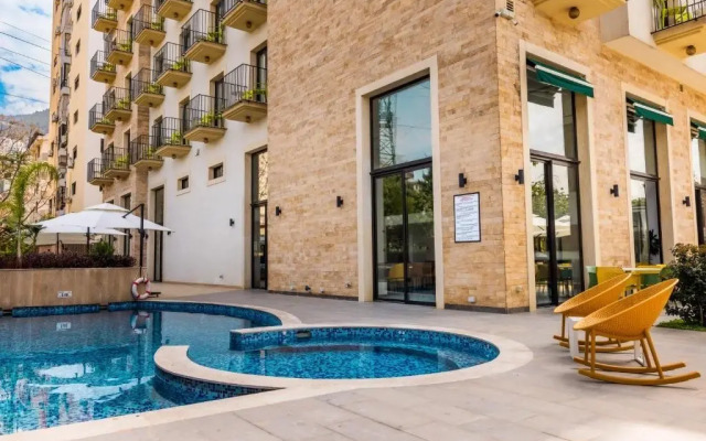 Le Grove Hotel