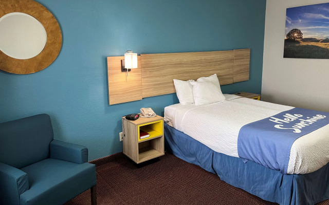 Days Inn by Wyndham Pratt
