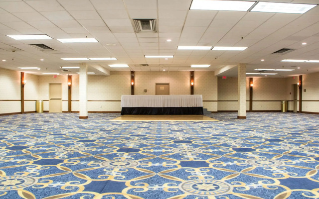 Clarion Hotel Broken Arrow - Tulsa