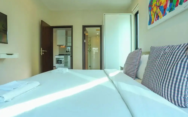 Chic Condo Just 100m from the Shore c130
