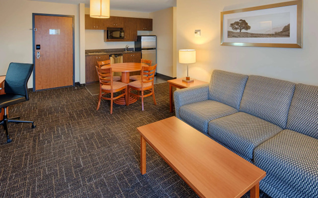 Best Western Thompson Hotel & Suites