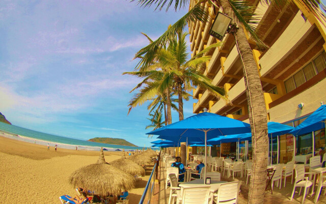 Las Flores Beach Resort