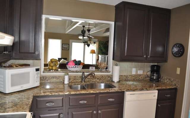 524queen 2 Bedroom Condo