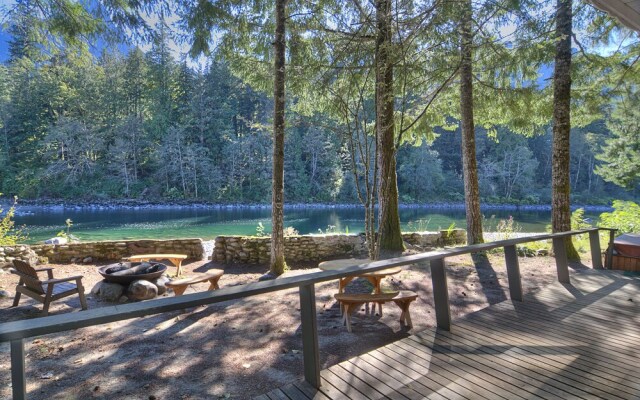 Wild Sky Escape - One Bedroom Cabin with Hot Tub