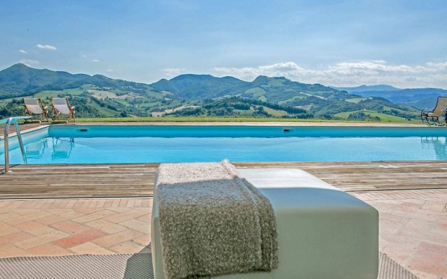 Villa With Beautiful Veranda, Private Swimming Pool, Beautiful View, Near Urbania