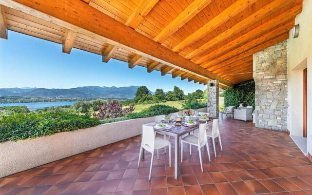 Villa Vittoria con Vista Lago e Piscina by Wonderful Italy