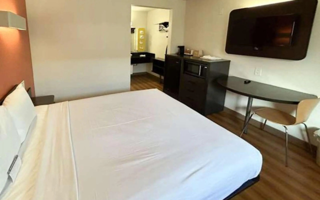 Motel 6 Riverside, CA - South