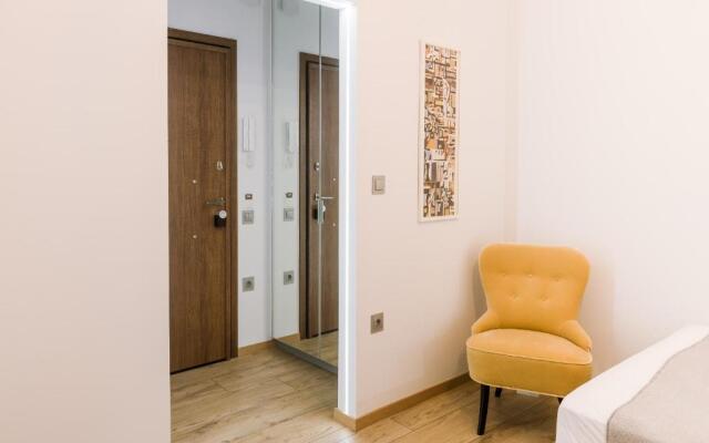 Minimal apartment on the shadow of the Acropolis