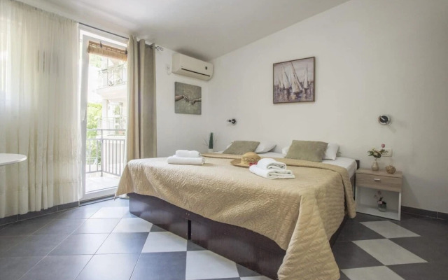 Chic Studio Flat With Balcony Near Beach in Tivat