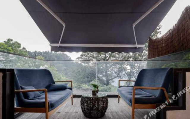 or Mountain and Poetry Courtyard Hostel