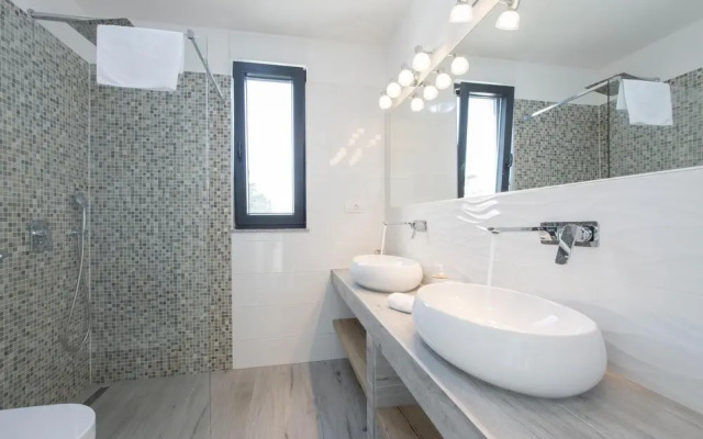 Nice Home in Kucine with WiFi, 4 Bedrooms & Hot Tub