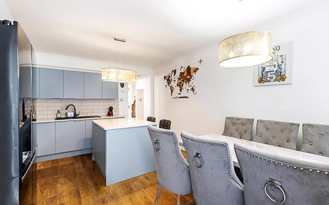 Spacious 4-bed House Near Liverpool St