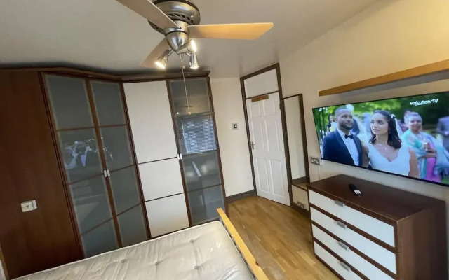 Cosy Heathrow Apartment With 2 Bedrooms