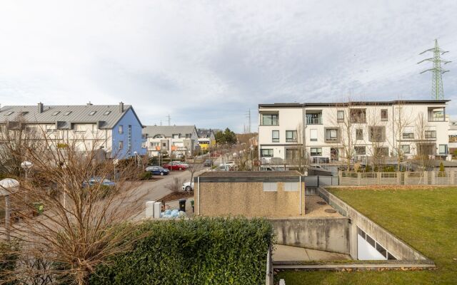 Modern Stylish Apartment w Balcony View