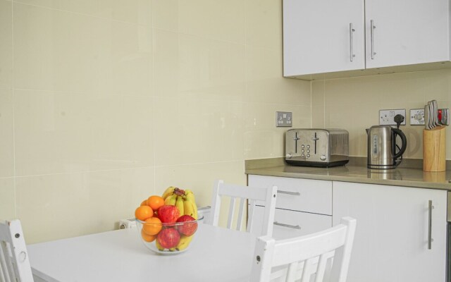 Paddington Station 2BR City Apartment